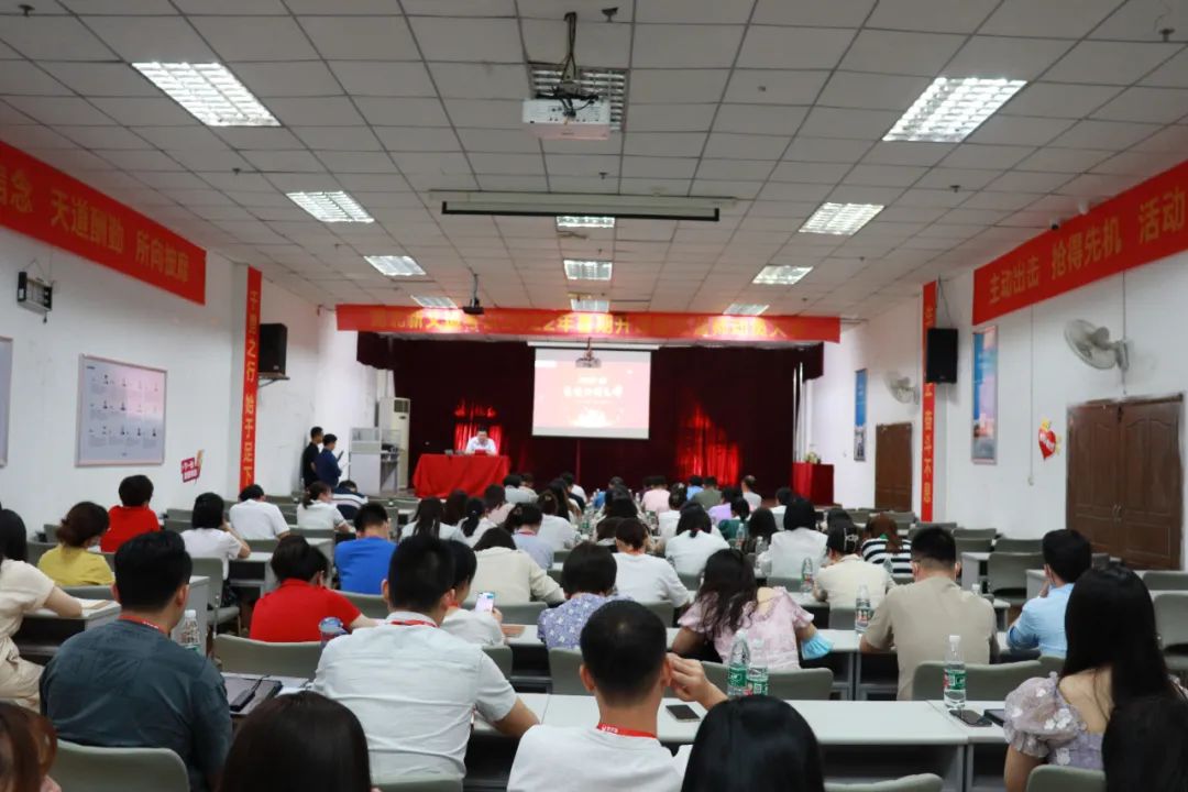 服務學員，備戰23考研，湖北新文道22暑期誓師動員大會